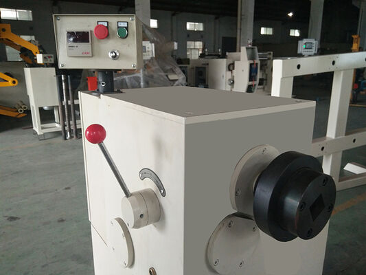 Máquina de enrolar bobinas de transformadores semiautomática