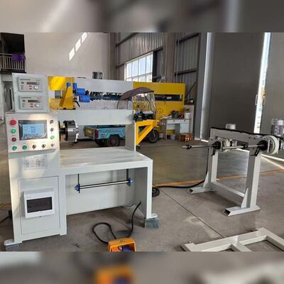 Máquina automática de enrolar bobinas de transformadores com largura máxima de enrolamento de 500 mm e servomotor de 0,75 kW com cabeça de chuque de 4 mandíbulas